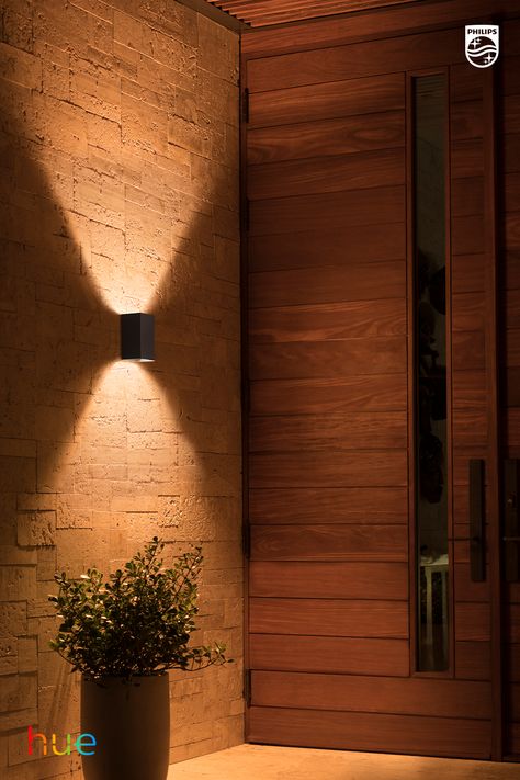 Deze lamp is vergelijkbaar met het type lamp dat we aan het huis (muur) als buitenlamp krijgen. Exterior House Lights, Decorative Stone Wall, Stone Walls Interior, Outdoor Lighting Design, Outdoor Wall Light Fixtures, Smart Lights, Deco Luminaire, Wall Lighting Design, Exterior Wall Light