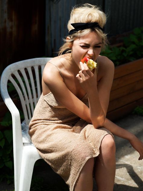 Cora Keegan eating by Frida Marklund http://fashiongonerogue.com/cora-keegan-by-frida-marklund-for-fashion-gone-rogue/?utm_source=feedburner&utm_medium=feed&utm_campaign=Feed:+FashionGoneRogue+(Fashion+Gone+Rogue) Teased Updo, Granny Smith, Jolie Photo, Tone It Up, Estilo Boho, Hair Dos, Pretty Hairstyles, Fitness Inspiration, Get Fit