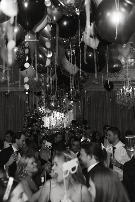 wedding party having fun underneath balloons during a new years eve old Hollywood styled wedding Old Hollywood Glamour Aesthetic Wedding, Old Hollywood Party Decorations, Hollywood Glamour Party, Hollywood Decorations, Old Hollywood Prom, Old Hollywood Decor, Old Hollywood Party, Hollywood Glamour Aesthetic, Old Hollywood Theme