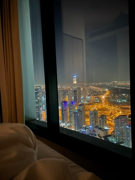 Dubai Hotel Room Snapchat Story, Dubai Room View, Dubai Night View, Dubai Hotel Room, Dubai Night Life, Window View Night, Dubai At Night, Dubai Night, Dubai Trip