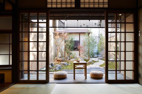 Blending Japanese traditional and modern architecture, this Kyoto guest house is a quiet stunner | News | Archinect Japanese House Interior, Japanese Modern House, Modern Japanese Architecture, Japanese Home Design, Interior Design Minimalist, Japanese Style House, Traditional Japanese House, Courtyard House Plans, Japanese Interior Design