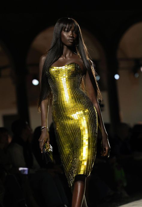 Anok Yai Runway, Anok Yai Aesthetic, Anok Yai Model, Dress Dark Aesthetic, Super Model Aesthetic, Naomi Campbell Runway, Model Versace, Jasmin Tookes, Black Supermodels