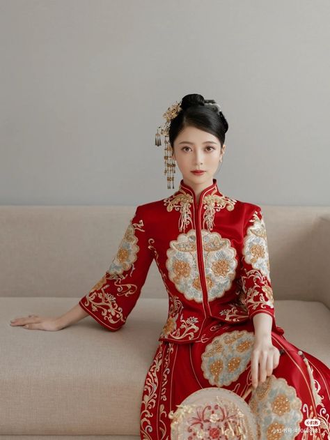 Chinese Bride Traditional, Chinese Bride Hairstyle, Chinese Wedding Hair, Chinese Wedding Dress Traditional, Chinese Bride, Baju Kahwin, Bridal Hair Down, Traditional Chinese Wedding, Chinese Wedding Dress