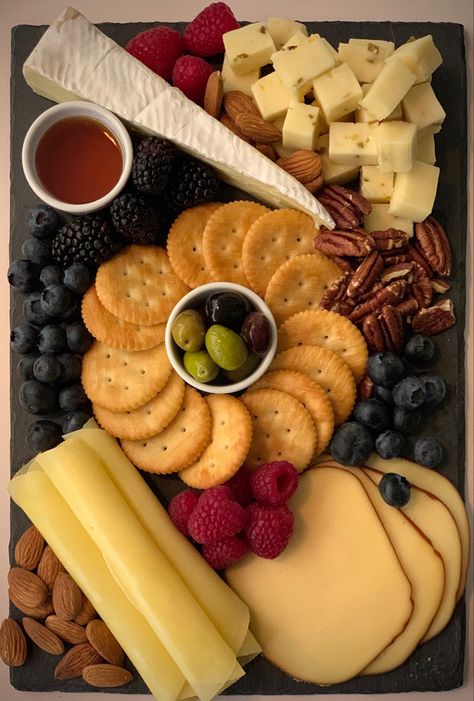 Breakfast Platter Ideas Simple, Snack Plates Parties, Snack Platter Ideas Simple, Savory Snack Board, Simple Cheese Platter, Cheese Plates Appetizer, Salami Rose, Party Fingerfood, Classic Savory