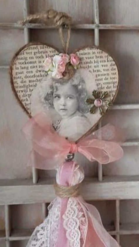 Valentine Hearts Crafts, Hearts Crafts, Valentine Craft Decorations, Valentine's Day Events, Vintage Valentine Crafts, Vintage Valentines Decorations, Shabby Chic Diy Crafts, Shabby Chic Hearts, Valentines Decorations