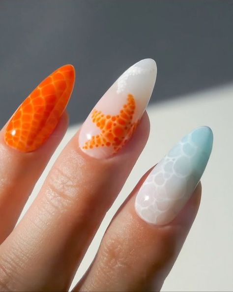 JASMIN on Instagram: "turns out the wet-in-wet technique works like a charm for creating starfish nails 🤭⭐️🌊🦀 swipe for the photos 👉🏻  created for @zalando_beauty using gel polishes 🧡  ad • paid to create • no obligation to post   #nails #nailart #nailinspo #naildesign #vacaynails #nailtutorial #gelnails #diynails #summernails #oceannails #starfishnails #wetinwet #nailsnailsnails #nailsofinstagram #nailstagram #nailsoftheday #nailsofig #nailsofinsta #nägel vacation vacay summer nails nail inspo starfish gel wet in wet nail artist design Sommernägel Nägel gelängen Tutorial Seestürme starfish sea ocean nails unhas ongles" Fun Gel X Nails, Almond Shaped Vacation Nails, Halloween Beach Nails, Fall Florida Nails, Rainbow Fish Nails, Zoifishh Nails, Summer Nails Starfish, Nail Designs For Vacation, Starfish Nail Design