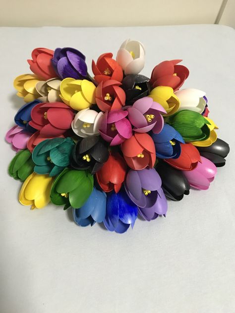 Plastic Spoon Tulips, Plastic Spoon Flowers, Plastic Spoon Crafts, Spoon Craft, Diwali Decoration Items, Diy Crafts Love, Spoon Crafts, Diwali Decoration, Easy Food Art