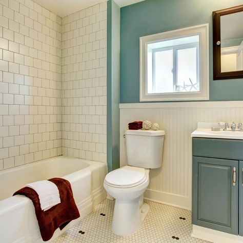 Before you start, take a good look at your bathroom. Do you want dark tile or light tile? Here are 13 tips to keep in mind when choosing bathroom tile. Rental Bathroom, Diy Home Decor For Apartments, Cheap Bathrooms, Diy Plumbing, Diy Bathroom Remodel, Budget Bathroom, Bathroom Redo, Décor Boho, Blue Bathroom