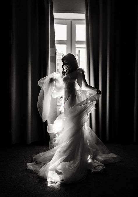 Bridal Robe Pictures, Budoir Sessions Wedding Veil, Studio Bridal Session, Wedding Boudreaux Photoshoot, Budoir Sessions Wedding, Bride Photoshoot Studio, Wedding Portrait Poses, Bride Photoshoot, Wedding Picture Poses