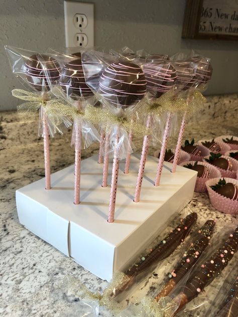 Cake Pops To Sell, Selling Cake Pops, Baking Selling Ideas, Trendy Desserts To Sell, Cake Pops Packaging, Bake Sale Aesthetic, Fancy Cake Pops, Bake Sale Displays, Bake Sale Treats