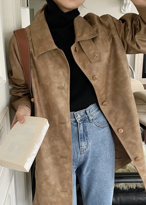 Suede Trench Coat Outfits, Suede Coat Outfit, Tan Suede Jacket Outfit, Suede Blazer Outfit, Works Outfits, Brown Skirt Outfit, Suede Jacket Outfit, Jean Levis, Tan Suede Jacket