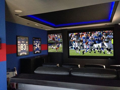 Glorious Game Nights: Best Sports-Themed Media Rooms and Home Theaters Sports Tv Room, Tv Sports Room, Basement Sports Room, American Football Bedroom, Sports Theme Basement, Home Theatre Room Design, Small Home Theatre, Media Room Ideas, Football Man Cave