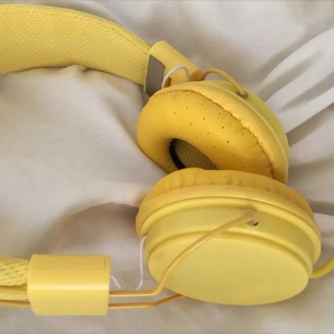 Yellow Headphones Aesthetic, Music Yellow Aesthetic, Yellow School Aesthetic, Yellow Music Aesthetic, Yellow Headphones, Yellow Aesthetics, Yellow Aesthetic Pastel, Oc Pokemon, Aesthetic Yellow