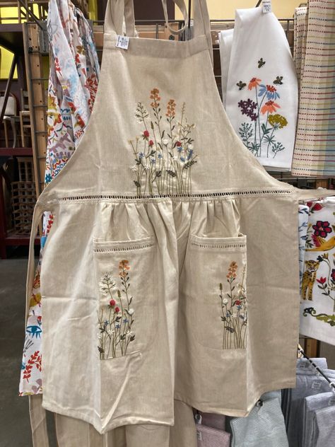 Embroidery Apron Ideas, Cooking Apron Aesthetic, Embroidered Aprons Ideas, Apron Aesthetic, Aesthetic Apron, Cottagecore Apron, Apron Embroidery, Embroidery Aprons, 80s Inspired Outfits