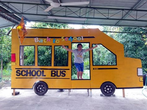 School Bus Photo Booth DIY - Back to school theme party School Bus Decoration Ideas, School Bus Photo Booth, School Photo Booth Ideas, School Bus Photo, Back To School Photo Booth, Photo Booth Diy, Bus Photo Booth, Bus Decor, School Bus Party