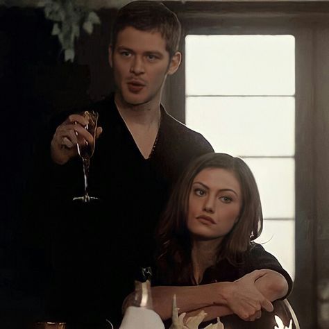 Hayley And Klaus, Klaus From Vampire Diaries, Detective Aesthetic, The Originals 3, The Vampire Diaries 3, Vampire Diaries Wallpaper, Joseph Morgan, Betty Cooper, Phoebe Tonkin