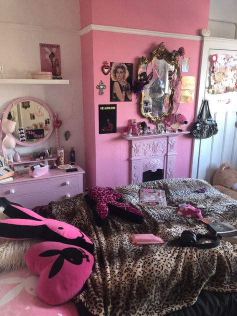 Y2k bedroom 2000s pink mean girls playboy clueless Jennifer’s body Y2k Room Ideas, 2000s Bedroom, 2000s Room, Y2k Bedroom, Y2k Room, Trashy Y2k, Girly Room, Cute Bedroom Decor, Cute Room Ideas