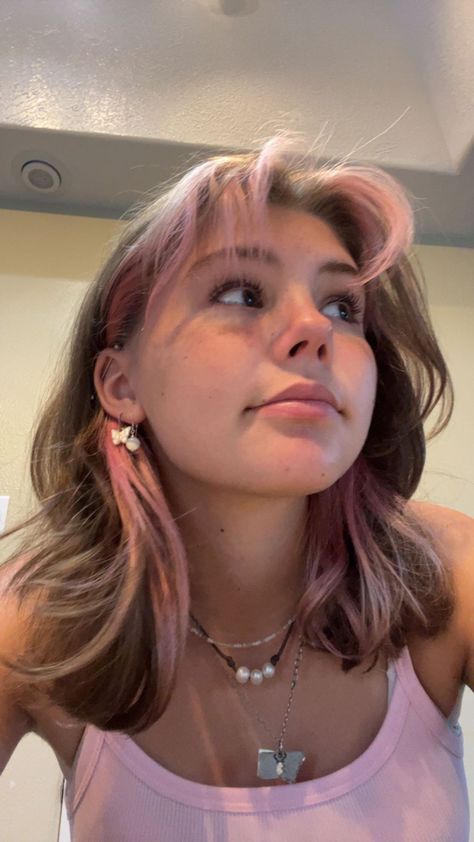 Light Pink Hair, Pink Hair Dye, Peekaboo Hair, Vlasové Trendy, Dyed Hair Inspiration, Hair Streaks, Dirty Blonde Hair, Pretty Hair Color, Peinados Fáciles Para Cabello Corto