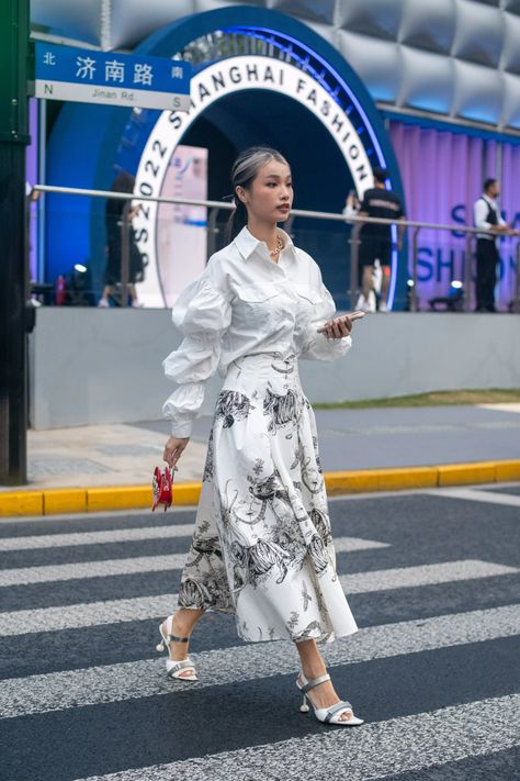 The Best Street Style at Shanghai Fashion Week Spring 2022 | Vogue China Fashion Street Style, China Outfits Style, Shanghai Street Style, China Street Style, Chinese Street Style, China Fashion Week, China Street Fashion, Shanghai Fashion Week, Shanghai Fashion