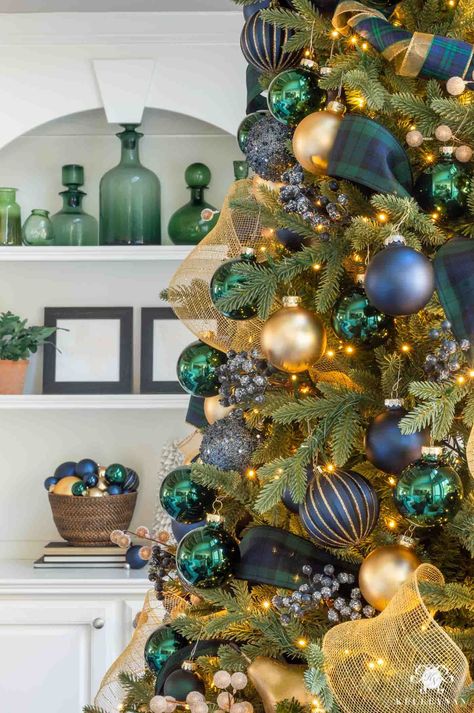 Christmas Tree Colour Scheme, Blackwatch Plaid, Whimsical Butterfly, Christmas Tree Decorating Themes, Holiday Home Tour, Christmas Decorating Ideas, Christmas Tree Decorations Diy, Christmas Tree Inspiration, White Christmas Trees