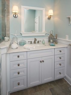 Vanity and wainscoting Beach Style Bathroom, Theme Bathroom, Beachy Bathroom, Beach Theme Bathroom, Cottage Bathroom, Mirror Ideas, Bad Inspiration, Nautical Bathrooms, Coastal Bathrooms