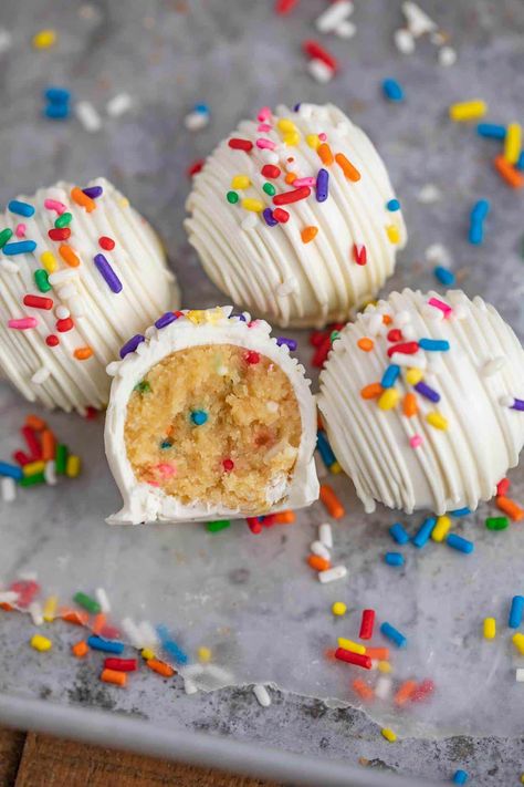 Cake Balls (Cake Truffles) are the PERFECT dessert, made with yellow cake, buttercream frosting and sprinkles then coated in white chocolate. In addition to being a popular party food, they're also a great holiday recipe for Christmas cookie exchanges! Fingertips Cake Pops, Yellow Cake Cake Pops, Yellow Cake Mix Cake Pops, Cake Balls With Frosting, Cake Pops With Frosting Coating, Extra Cake Ideas, Cake Pop Frosting Coating, Cake Pops Recipe With Box Cake, Baby Sprinkle Desserts