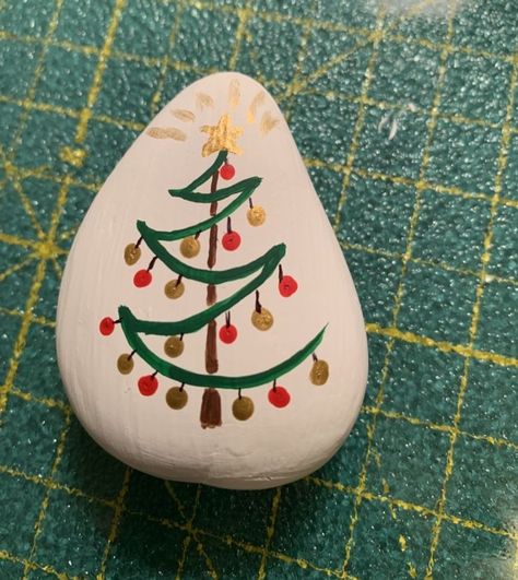 Painting Rocks Christmas Ideas, Painting Rocks Ideas Easy Christmas, Painted Christmas Rocks Ideas, Xmas Rock Painting, Holiday Rock Painting Ideas, Rock Painting Ideas Christmas, Christmas Rocks Painted Ideas, Christmas Stone Painting Ideas, Christmas Rock Painting Ideas Easy