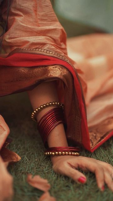 Indian Aesthetic Pictures, Vintage Saree Photoshoot, Temple Saree, Brown Parents, Indian Poses, Bengali Aesthetic, Traditional Photoshoot, Bohemian Photoshoot, Saree Aesthetic