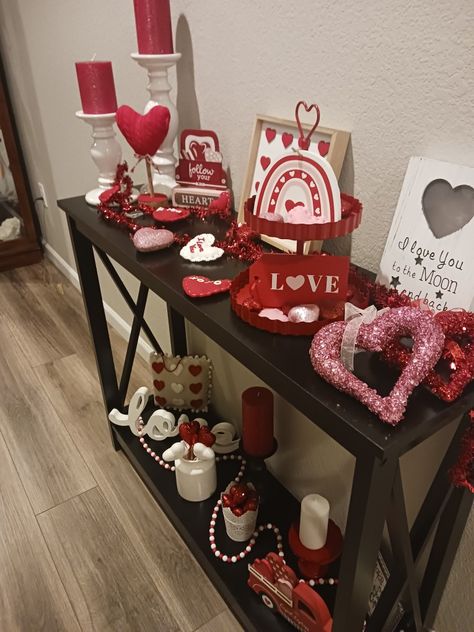 Valentines Entryway Decor, Valentine Decor Ideas, Valentines Window Display, Valentines Party Decor, Day Aesthetic, Aesthetic Bathroom, Valentine Decor, Valentines Party, Apartment Ideas