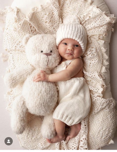 Foto Newborn, Baby Fotografie, Baby Pictures Newborn, Newborn Family Photos, Being A Mother, Newborn Baby Photoshoot, Baby Poses, Newborn Baby Photos, Newborn Poses