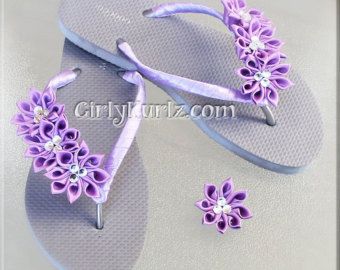 Melanie! We need to make these! Flip Flops Wedding, Fancy Flip Flops, Rhinestone Flip Flops, Flip Flop Craft, Crochet Flip Flops, Decorating Flip Flops, Wedding Flip Flops, Flip Flops Beach, Kanzashi Flowers