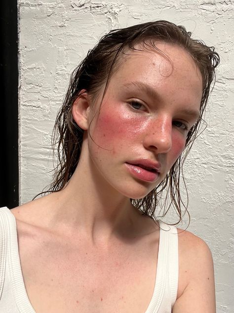 Flush Makeup Look, Flushed Face, Sweaty Makeup, Rosey Cheeks, Rosy Cheeks Makeup, Flushed Cheeks Aesthetic, Flushed Makeup, Sunburn Makeup, Interesting Faces Woman