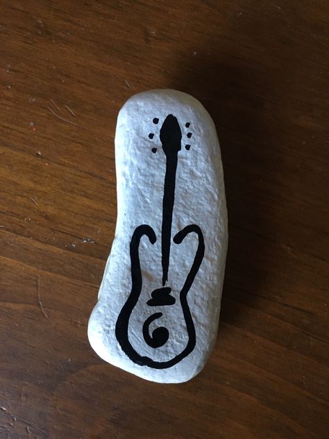 Guitar Painted Rock #instrument #music Guitar Painted, Diy River Rock, Kids Fairy Garden, Musical Wall Art, Painted Garden Rocks, Instrument Music, Stone Art Painting, Guitar Painting, Seashell Painting