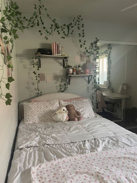 Green Coquette Bedroom, Coquette Small Room Ideas, Pintrest Rooms Decor, Coquette Dorm Room Ideas, Cozy Coquette Bedroom, Bedroom Inspo Coquette, Room Decor Bedroom Coquette, Coquette Minimalist Room, Croquette Room Aesthetic