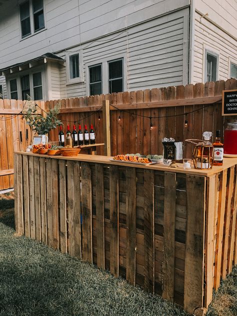 30th Birthday Dinner Party, Dinner Party Outdoor, 30th Birthday Dinner, Diy Pallet Bar, Birthday Party Dinner, Backyard Birthday Parties, Backyard Parties, Outdoors Birthday Party, Yard Party