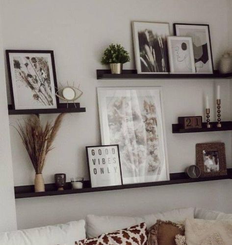 Christmas Home Decor Diy, Home Decor Ideas Christmas, Wall Shelves Living Room, Christmas Home Decor Ideas, Floating Shelves Living Room, Shelf Decor Living Room, Christmas Homescreen, Picture Shelves, Gallery Wall Living Room