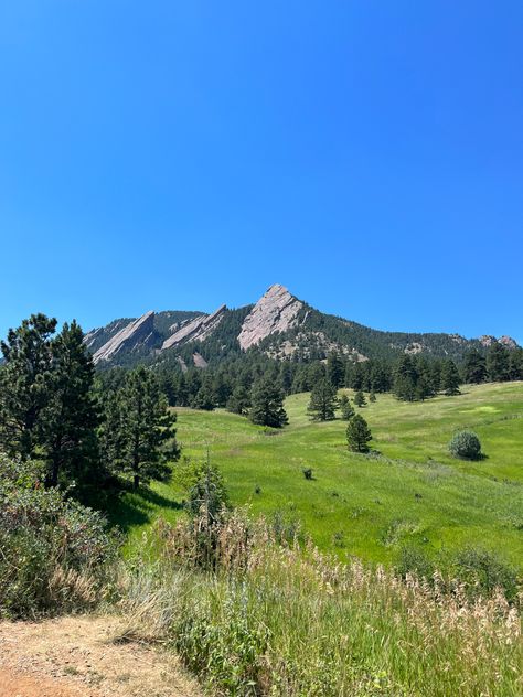 #boulder #colorado #flatiron Boulder Colorado Aesthetic, Sko Buffs, Uc Boulder, Colorado Aesthetic, Cu Boulder, Colorado Boulder, Boulder Co, Boulder Colorado, Summer Road Trip