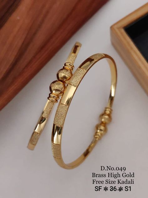 Simple Gold Bangle, Kids Gold Jewelry, Unique Gold Jewelry Designs, Delicate Gold Jewelry, Gold Jewels Design, Gold Bangles For Women, New Gold Jewellery Designs, Modern Gold Jewelry, Jewelry Set Design