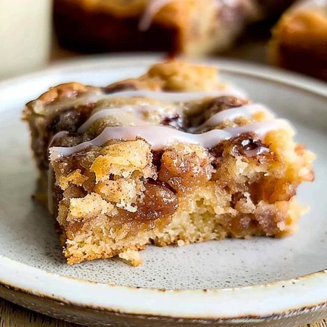 Cinnamon Apple Cake Cinnamon Apple Cake, Family Baking, Cinnamon Cake, Warm Cake, Cinnamon Apple, Easy Cinnamon, Dessert Salads, Apple Desserts, Spiced Apples