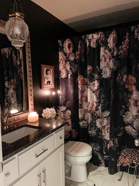 Gothic Bathroom, Garden Retreat, Dark Home Decor, Bad Inspiration, Victorian Garden, Goth Home, Goth Home Decor, Dark Home, Design Bathroom