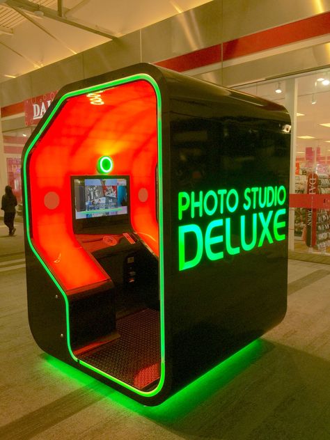 The current modern state-of-the-art photobooth... Futuristic Photobooth, Photobox Ideas, Digital Kiosk, Theatre Inspiration, Vintage Photo Booths, Retro Futuristic, 80s Retro, Movie Theater, Kiosk