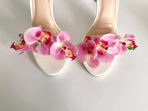 Detachable Fashion, Diy Orchids, Flower Heels, Shoe Decorations, Fashion Butterfly, Looks Country, Butterfly Flower, Shoe Inspo, Pretty Shoes