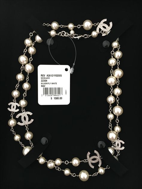 Channel Necklace Aesthetic, Chanel Necklace Pearl, Chanel Necklace Outfit, Celebrity Accessories, Channel Necklace, Chanel Inspired Outfit, Chanel Pearl Necklace, Channel Jewelry, Louis Vuitton Phone Case