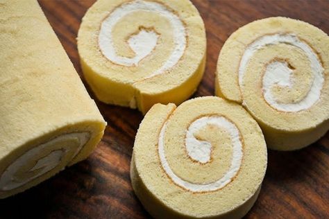 Delicious Vanilla Swiss Roll Recipe Vanilla Swiss Roll Recipe, Vanilla Swiss Roll, Swiss Roll Recipe, Whipped Cream Filling, Sponge Cake Roll, Yule Log Recipe, Sponge Cake Filling, Swiss Roll Cake, Cake Roll Recipes