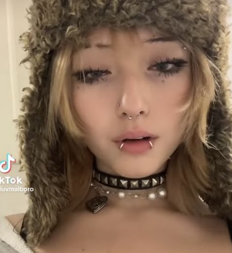 Cute Snakebite Piercings, Angel Bites Piercing Aesthetic, Kitty Fangs Piercing, Snake Bites Jewelry, Snake Bites Piercing Aesthetic, Aesthetic Piercings Face, Snake Bite Jewelry, Face Piercings Women, Snake Bites Lip Piercing