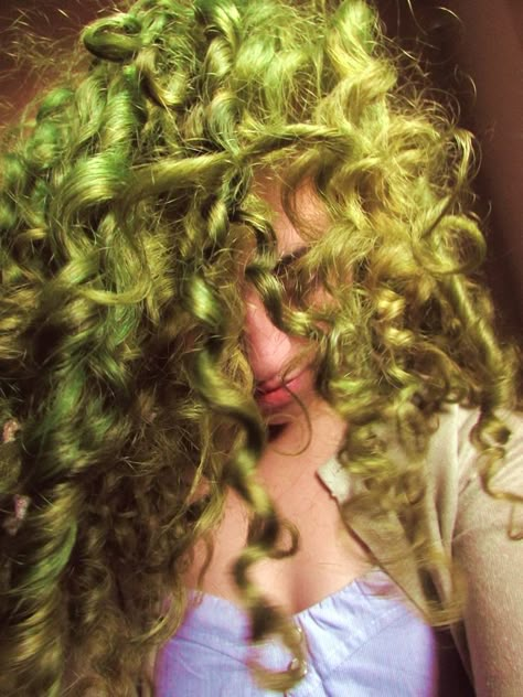 Dyed Curly Hair Green, Green Curly Hair Natural Curls, Green Hair Curly, Curly Green Hair, Green Hair Highlights, Yellow Green Hair, Green Hair Aesthetic, Green Dyed Hair, Curly Hair Dye Ideas