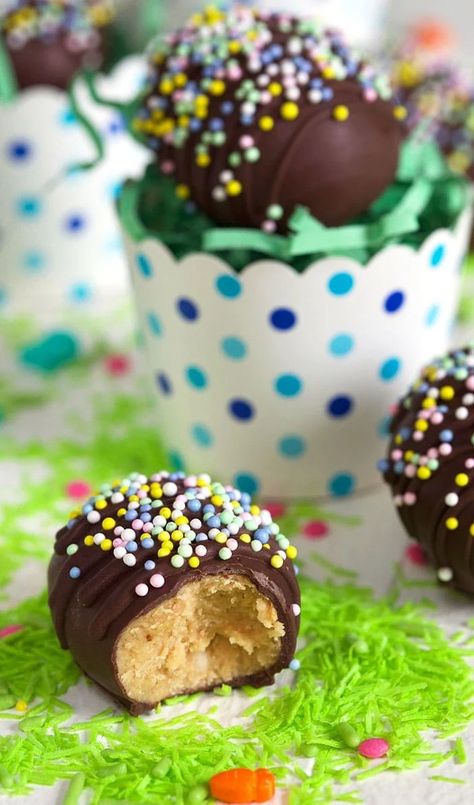 Homemade Peanut Butter Eggs - The Suburban Soapbox Homemade Peanut Butter Eggs, Chocolate Peanut Butter Popcorn, Easter Chocolate Bark, Easter Candy Recipes, Peanut Butter Eggs Recipe, Peanut Butter Egg, Reese Peanut Butter Eggs, Nutella Muffin, Peanut Butter Easter Eggs