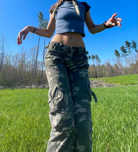 Camo Pants Y2k, Y2k Camo Pants Outfit, 2000s Camo Pants, Cargo Pants Outfit Aesthetic, 2000s Alt Fashion, Trashy Aesthetic, 2000s Alt, Emo Goth Outfits, 2000s Trashy