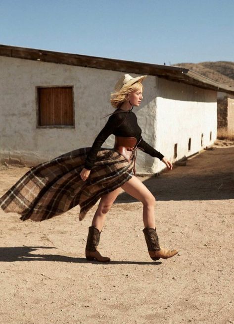 Lou Schoof Models Western Style in Harper's Bazaar Australia Fashion Editorial Street, Western Fashion Editorial, Botas Western, Saul Leiter, Wilde Westen, Tim Walker, Design Editorial, Cowgirl Chic, Harper’s Bazaar