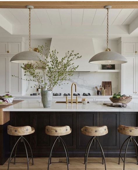 Beige Kitchen Cabinets, Organic Modern Kitchen, Top Kitchen Trends, Organic Kitchen, Diy Backsplash, Stunning Kitchens, Kitchen Inspiration Design, Kitchen Trends, Kitchen Style